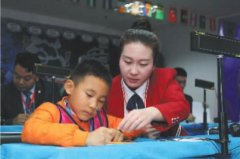 <b>年僅七歲的他，憑啥奪得“腦力王”獎杯？</b>